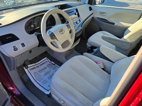 Used 2012 Toyota Sienna LE w/ Towing Pkg image 11