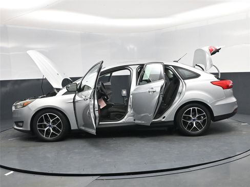 Used 2017 Ford Focus SEL image 20