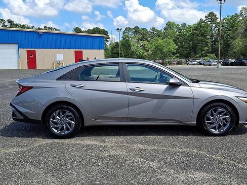 Used 2024 Hyundai Elantra SEL FWD image 9