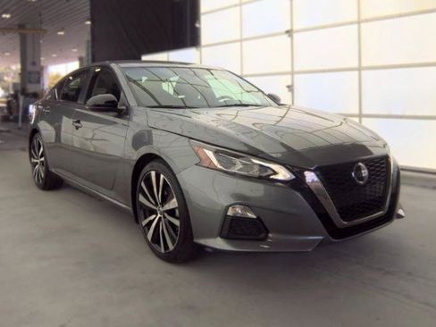 Used 2022 Nissan Altima 2.5 SR w/ Midnight Edition Package FWD image 2