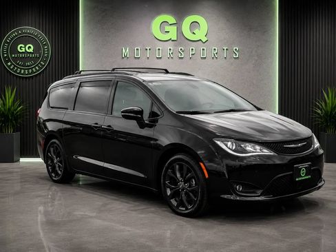 Used 2018 Chrysler Pacifica Limited w/ Advanced Safetytec Group FWD image 1