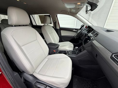 Used 2018 Volkswagen Tiguan SE AWD/4WD image 38