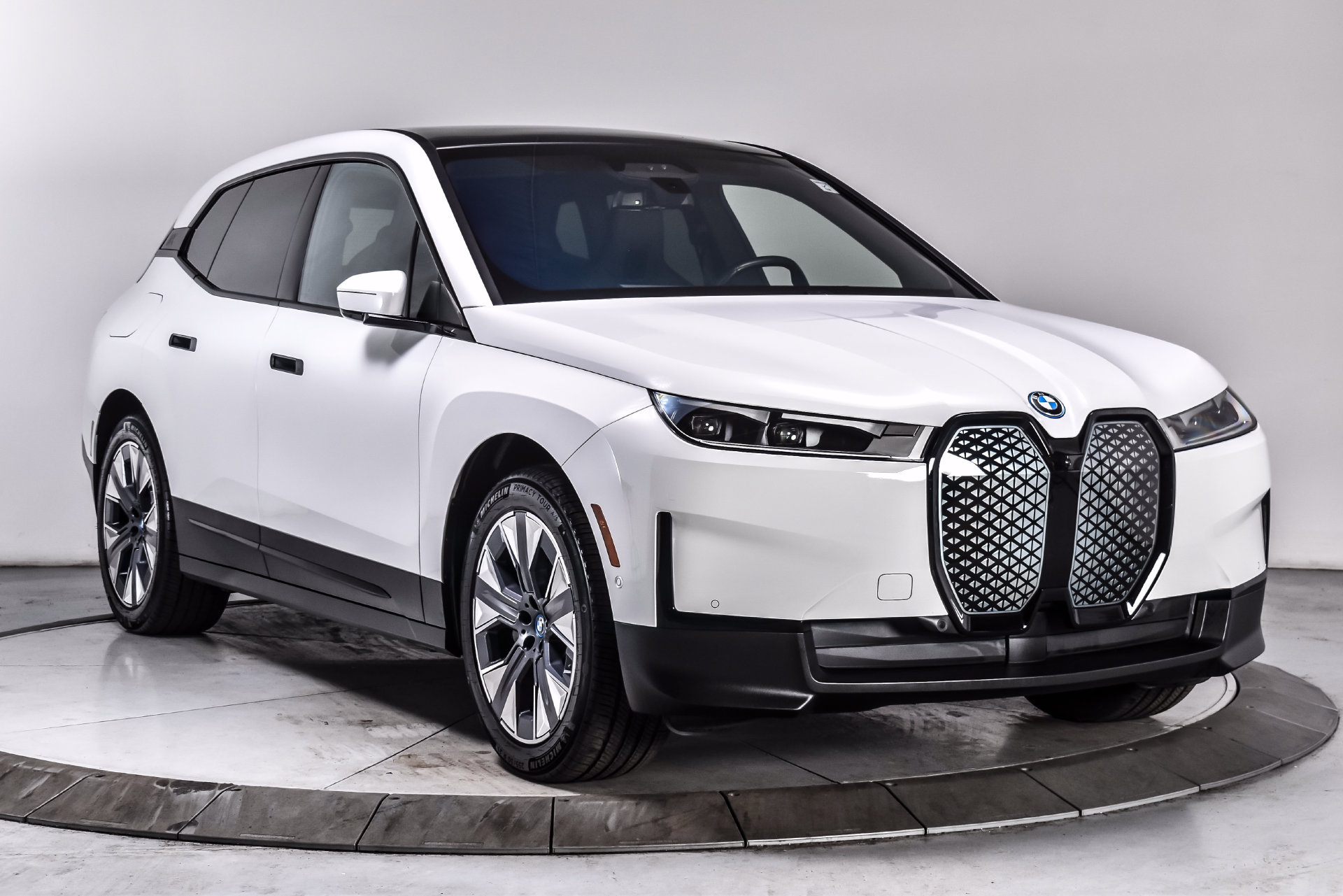 Used 2024 BMW iX xDrive50 w/ Premium Package AWD/4WD image 8