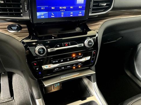 Used 2024 Ford Explorer Limited image 25