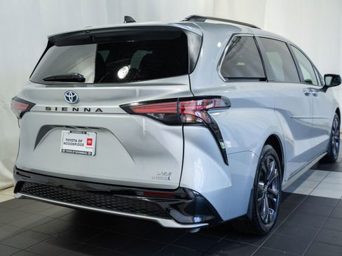 Used 2023 Toyota Sienna XSE FWD image 4