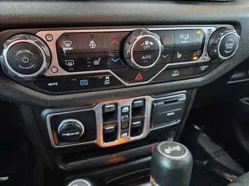 Used 2024 Jeep Wrangler Unlimited w/ Convenience Group AWD/4WD image 19