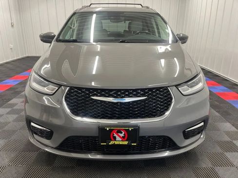 Used 2021 Chrysler Pacifica Touring-L FWD image 9