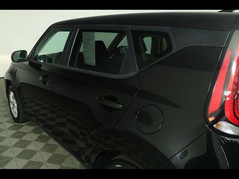 Used 2025 Kia Soul LX w/ LX Technology Package FWD image 17