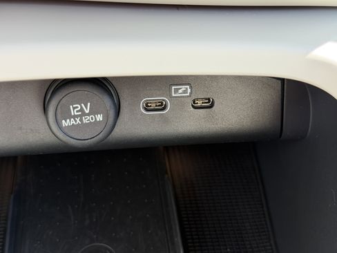 Certified 2023 Volvo XC40 B5 Plus w/ Protection Package Premier image 27