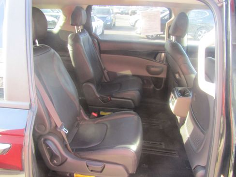 Used 2025 Kia Carnival FWD image 12