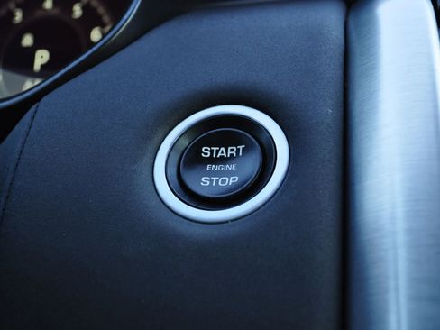 Used 2019 Land Rover Discovery HSE image 18