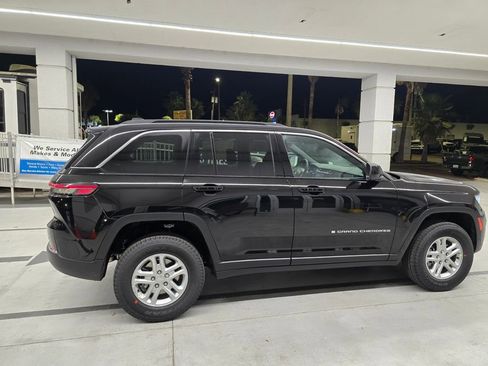 New 2025 Jeep Grand Cherokee Laredo w/ Luxury Tech Group I RWD image 7