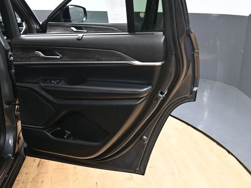 Used 2024 Jeep Grand Cherokee L Limited w/ Luxury Tech Group II image 40