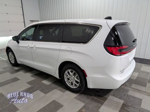 Used 2025 Chrysler Pacifica Select image 2