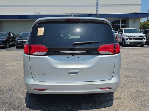 Used 2023 Chrysler Voyager LX FWD image 5