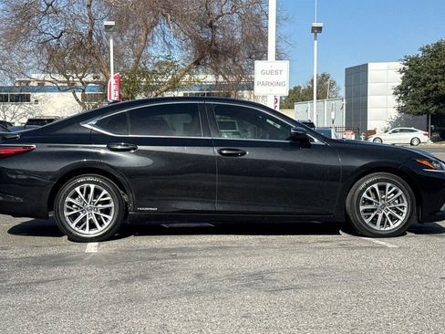 Used 2022 Lexus ES 300h w/ Premium Package image 2