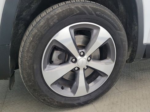 Used 2019 Jeep Cherokee Limited image 31