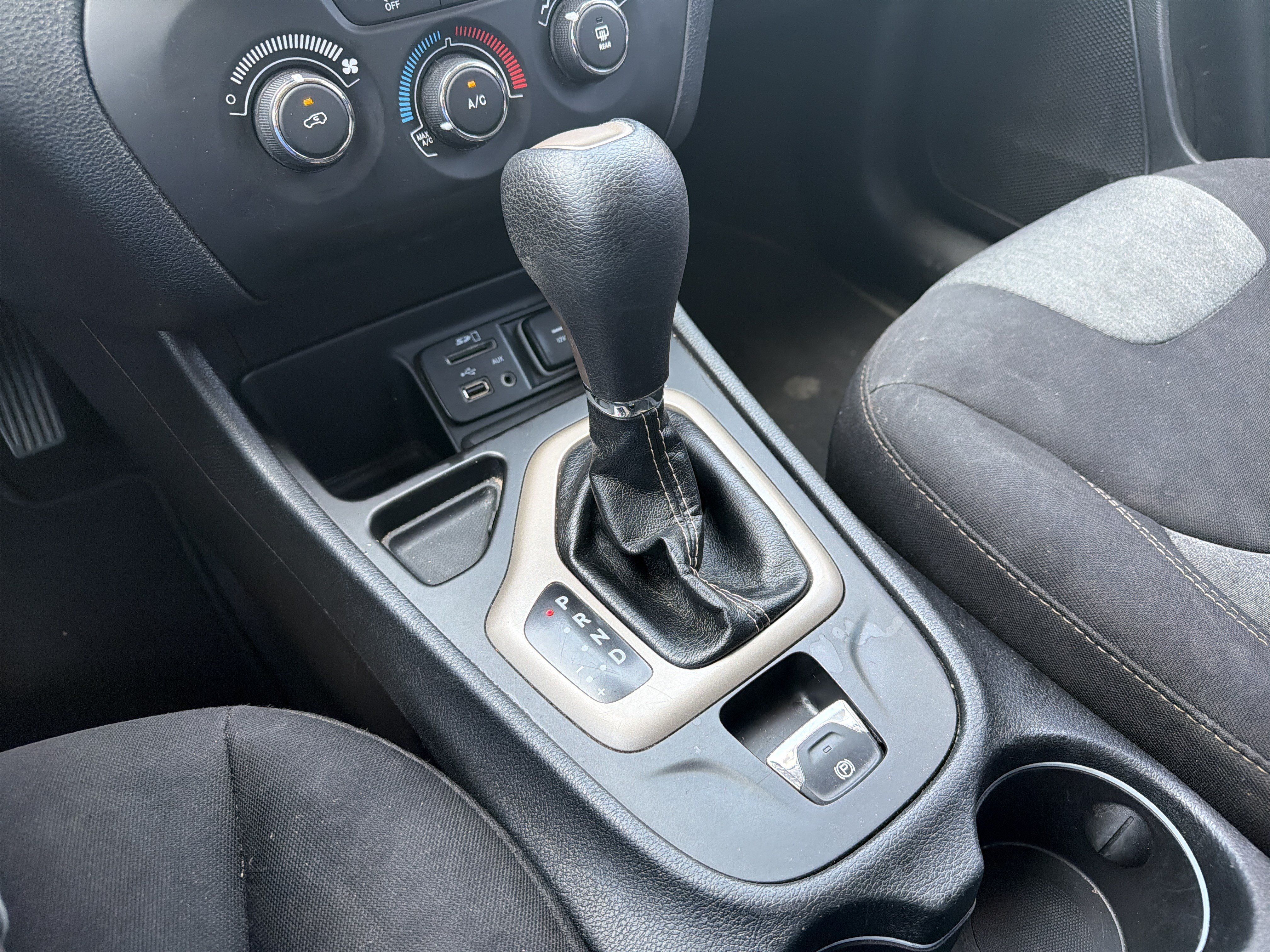 Used 2018 Jeep Cherokee Latitude FWD image 19