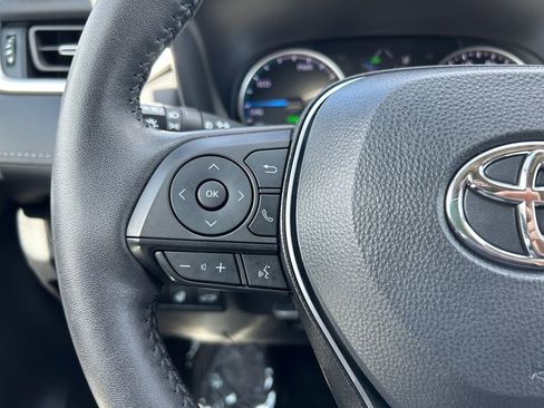Used 2022 Toyota RAV4 XLE Premium image 18