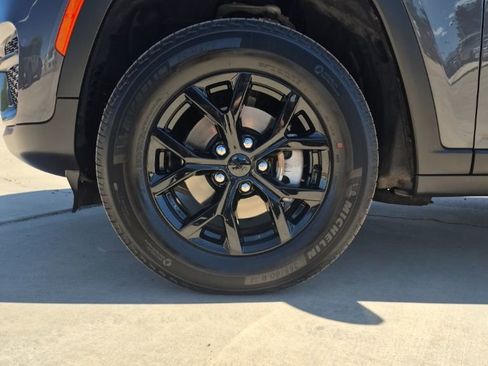 Used 2025 Jeep Grand Cherokee Altitude image 9