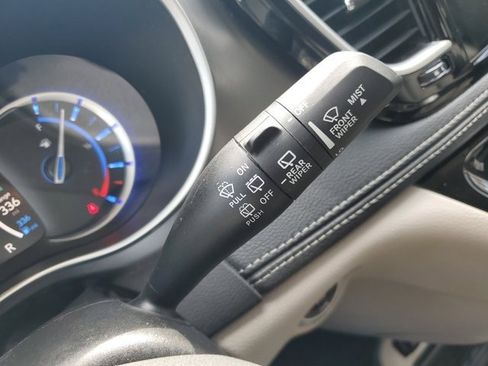 Used 2024 Chrysler Pacifica Select image 24