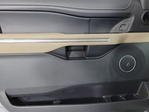 Used 2023 Ford Expedition Limited image 21