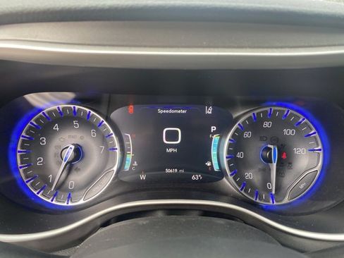 Used 2023 Chrysler Pacifica Touring-L image 18