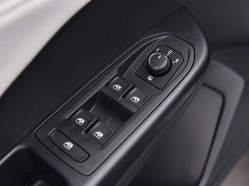 New 2026 Volkswagen Taos SE FWD image 8