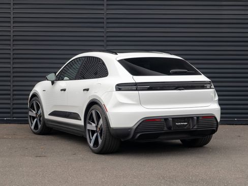Certified 2025 Porsche Macan Electric image 3