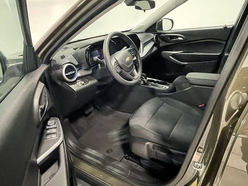 Used 2024 Chevrolet Trax LS w/ LS Convenience Package FWD image 17