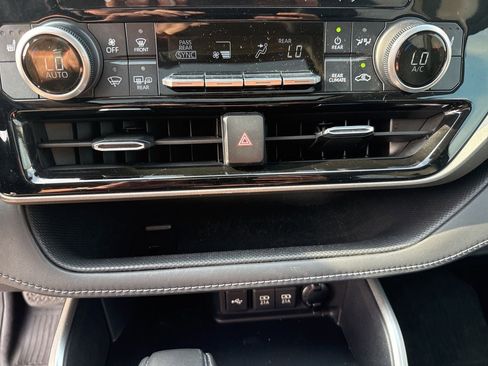 Used 2021 Toyota Highlander XLE FWD image 25