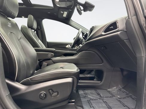 Used 2022 Chrysler Pacifica Limited w/ S Appearance Package image 19