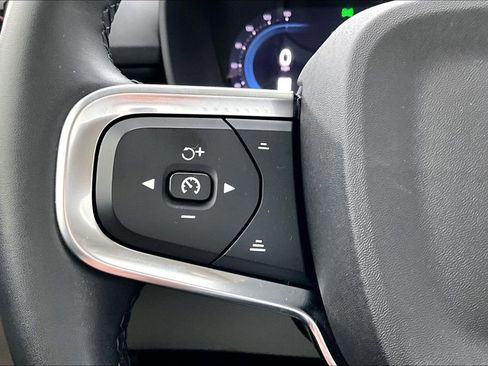 Used 2023 Volvo XC40 B5 Plus image 26