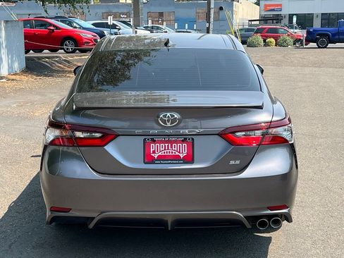 Used 2022 Toyota Camry SE w/ Carpet Mat Package (TMS) FWD image 6