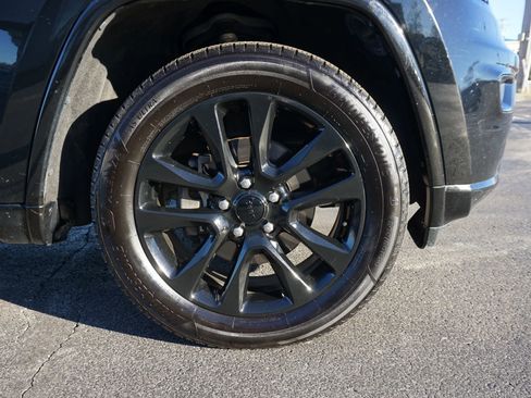 Used 2017 Jeep Grand Cherokee Altitude image 32