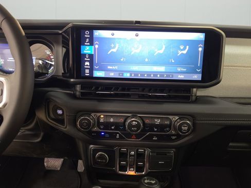 Used 2025 Jeep Wrangler Unlimited Sahara AWD/4WD image 20