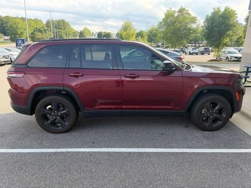 Used 2024 Jeep Grand Cherokee Altitude AWD/4WD image 5