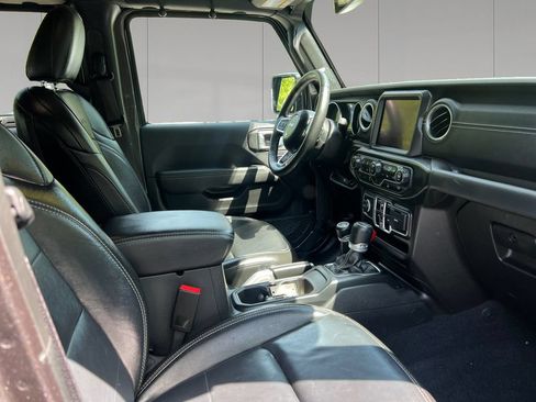 Used 2022 Jeep Wrangler Unlimited Sahara w/ Dual Top Group AWD/4WD image 16