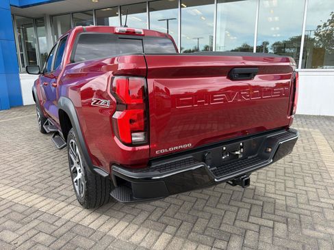 Used 2023 Chevrolet Colorado Z71 w/ Z71 Convenience Package 2 AWD/4WD image 3