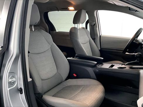 Used 2022 Toyota Sienna LE image 7