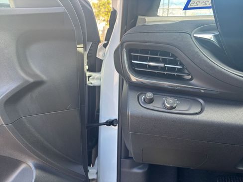 Used 2025 Buick Envista Preferred image 31