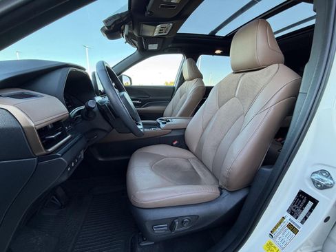 Used 2024 Toyota Grand Highlander AWD Hybrid image 17