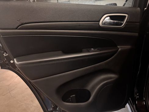 Used 2019 Jeep Grand Cherokee Laredo image 15