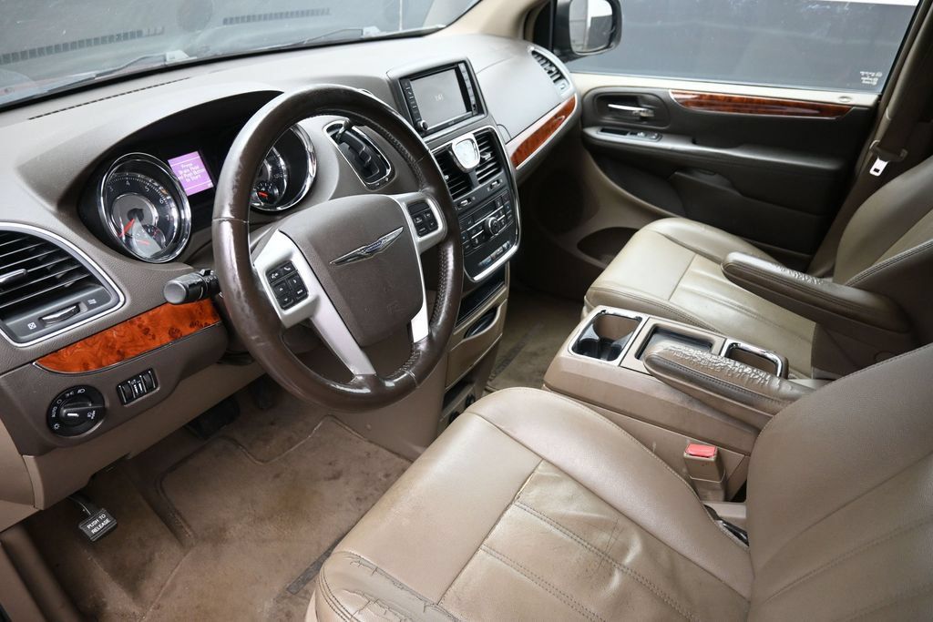 Used 2016 Chrysler Town & Country Touring w/ Driver Convenience Group FWD image 19