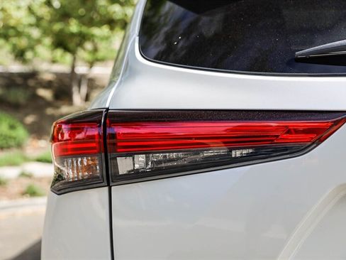 Used 2021 Toyota Highlander Platinum AWD/4WD image 34