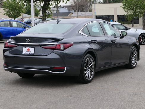 Used 2024 Lexus ES 300h w/ Accessory Package (Z2) image 4