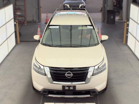 Used 2024 Nissan Pathfinder SL AWD/4WD image 2