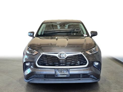 Used 2022 Toyota Highlander LE AWD/4WD image 2
