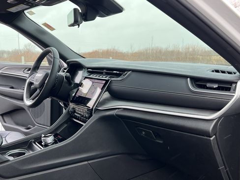 Used 2024 Jeep Grand Cherokee Limited w/ Luxury Tech Group II image 30