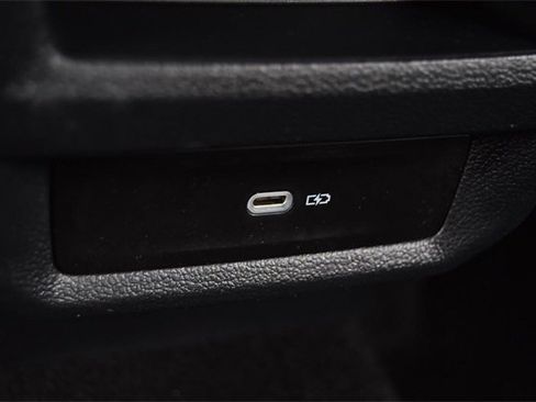 Certified 2022 Volkswagen Taos SEL w/ Panoramic Sunroof Package image 25